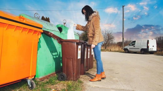 Vhadzuje odpad do kosa